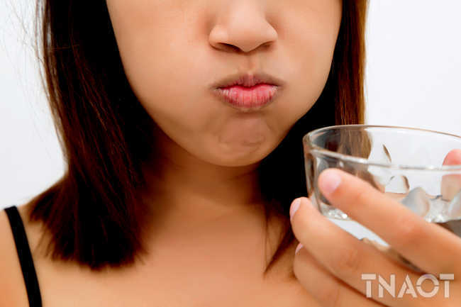 493ss_thinkstock_rf_woman_rinsing_mouth.jpg