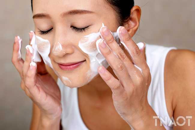 493ss_thinkstock_rf_young_woman_applying_facial_scrub.jpg