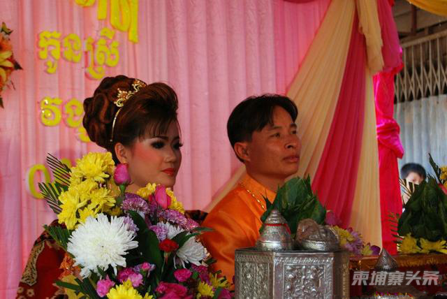 柬埔寨美女的婚礼 新娘很漂亮 新郎却一脸苦逼 在女方家举行 Tnaot